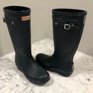 Kids Navy Hunter Boots size 5- gently worn